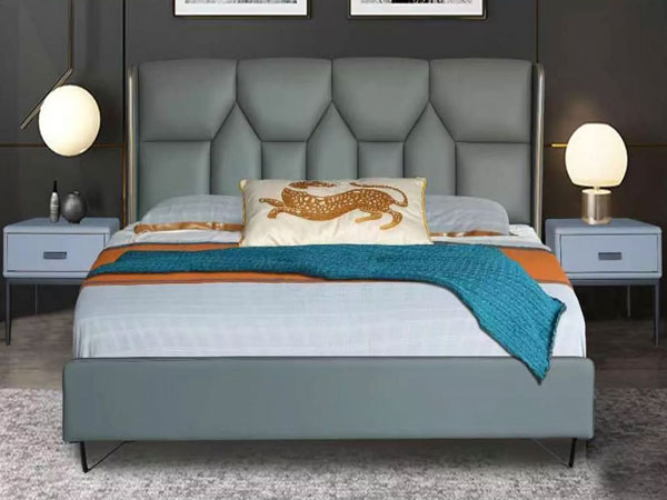 ¿Qué precauciones se deben tomar en el mantenimiento de una cama tapizada en cuero?